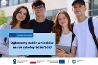 Zdjęcie wygenerowane przez AI: dwie uczennice i dwóch uczniów stoję uśmiechnięci przed budynkiem szkoły