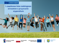 Uczniowie skaczą z radości na zielonej polanie