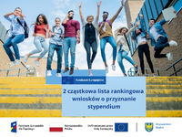 Grupa uczniów i uczennic skacze z radości na schodach.