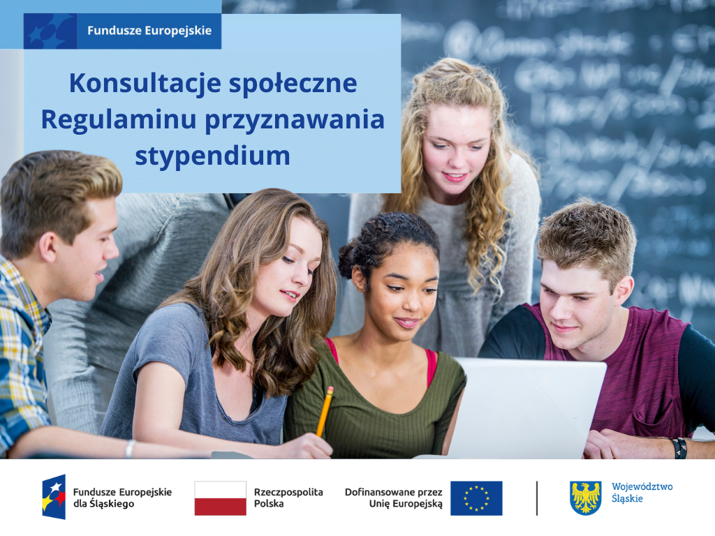 Uczniowie szkoły ponadpodstawowej siedzą przed otwartym laptopem. Uczennica zapisuje informacje w notesie.