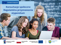 Uczniowie szkoły ponadpodstawowej siedzą przed otwartym laptopem. Uczennica zapisuje informacje w notesie.