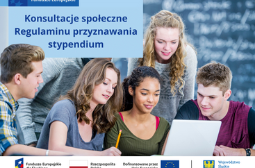 Uczniowie szkoły ponadpodstawowej siedzą przed otwartym laptopem. Uczennica zapisuje informacje w notesie.