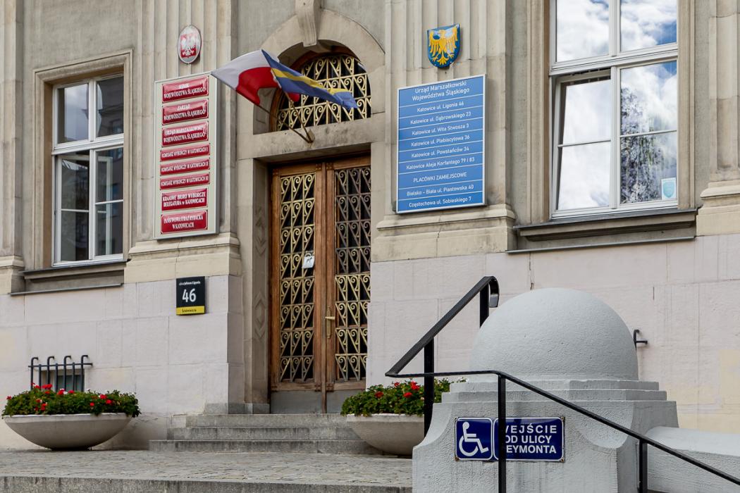 Drzwi wejściowe do Urzędu Marszałkowskiego Województwa Śląskiego.
