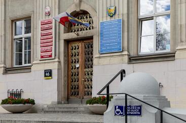 Drzwi wejściowe do Urzędu Marszałkowskiego Województwa Śląskiego.